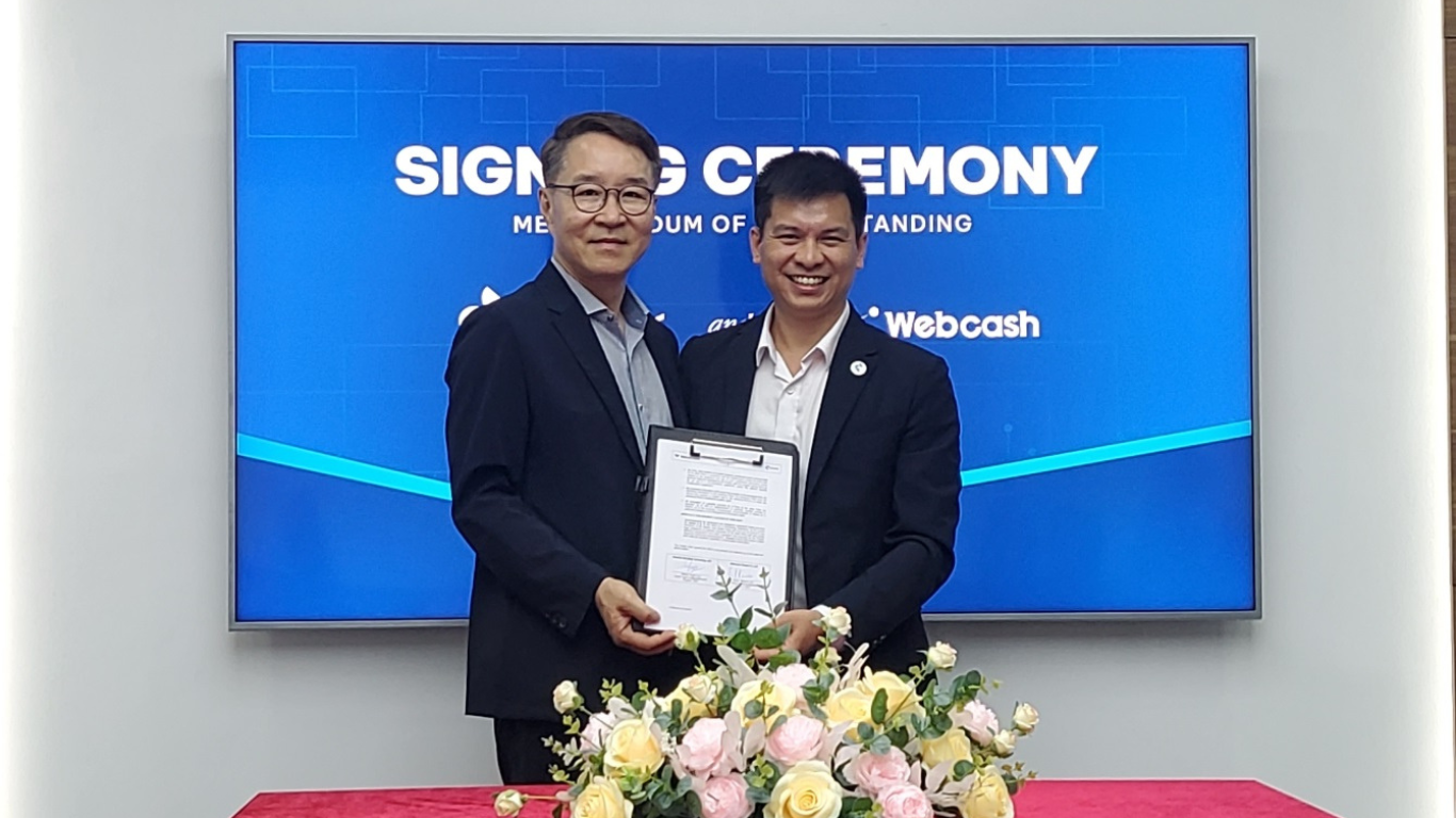 Lee Sil-Kwon, CEO of Webcash Global Co., Ltd. (left) and Luu Chung Tuyen, CEO of SOTATEK