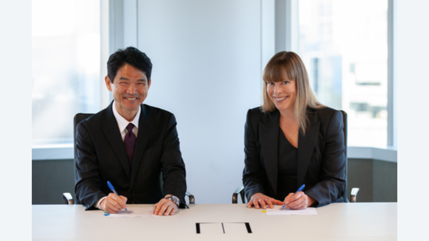 Sumitomo Metal Mining Director, Managing Executive Officer, and General Manager of the Mineral Resources Division Hideyuki Okamoto and Rio Tinto Copper Chief Executive Katie Jackson sign the Winu joint venture agreements in Perth (Photo Courtesy: Business Wire)