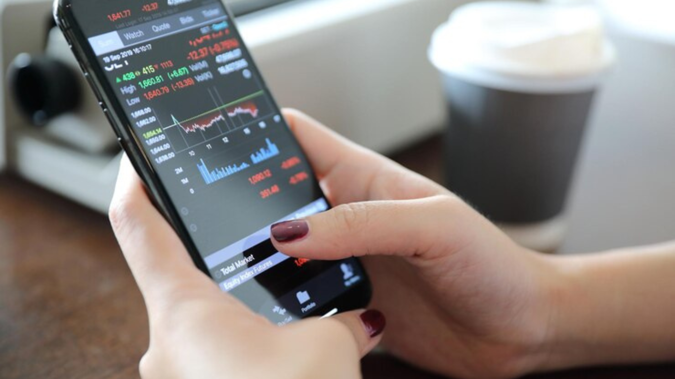 How the Robinhood UI Balances Simplicity and Strategy on Mobile