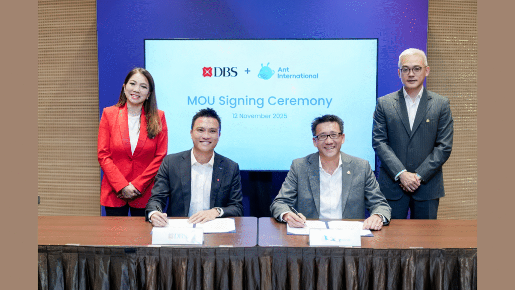 From left to right: Tan Su Shan, CEO of DBS, Loy Hwee Chuan, Segment Head of Telecommunications, Media & Tech, Hong Kong and GBA, DBS, Edward Yue, Alipay+ General Manager for SEA, ANZ and South Asia at Ant International, Peng Yang, CEO of Ant International (Image Courtesy: Bsiness Wire)