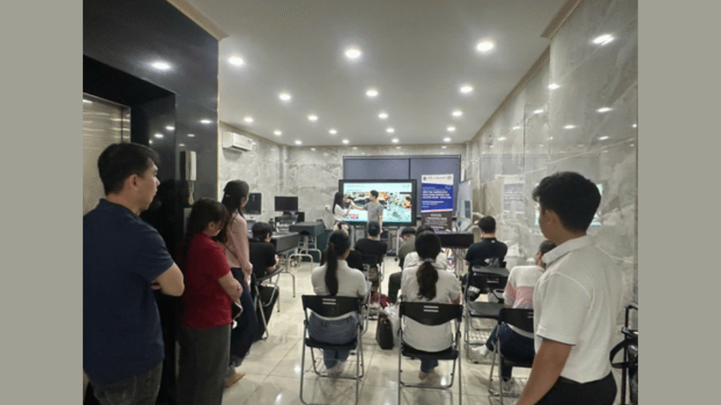 Professor Yoon Hak-young of Jeonbuk National University is discussing plans with Vietnamese veterinarians for a hands-on lecture on diagnostic echocardiography (Photo: NEL Animal Medical Foundation)