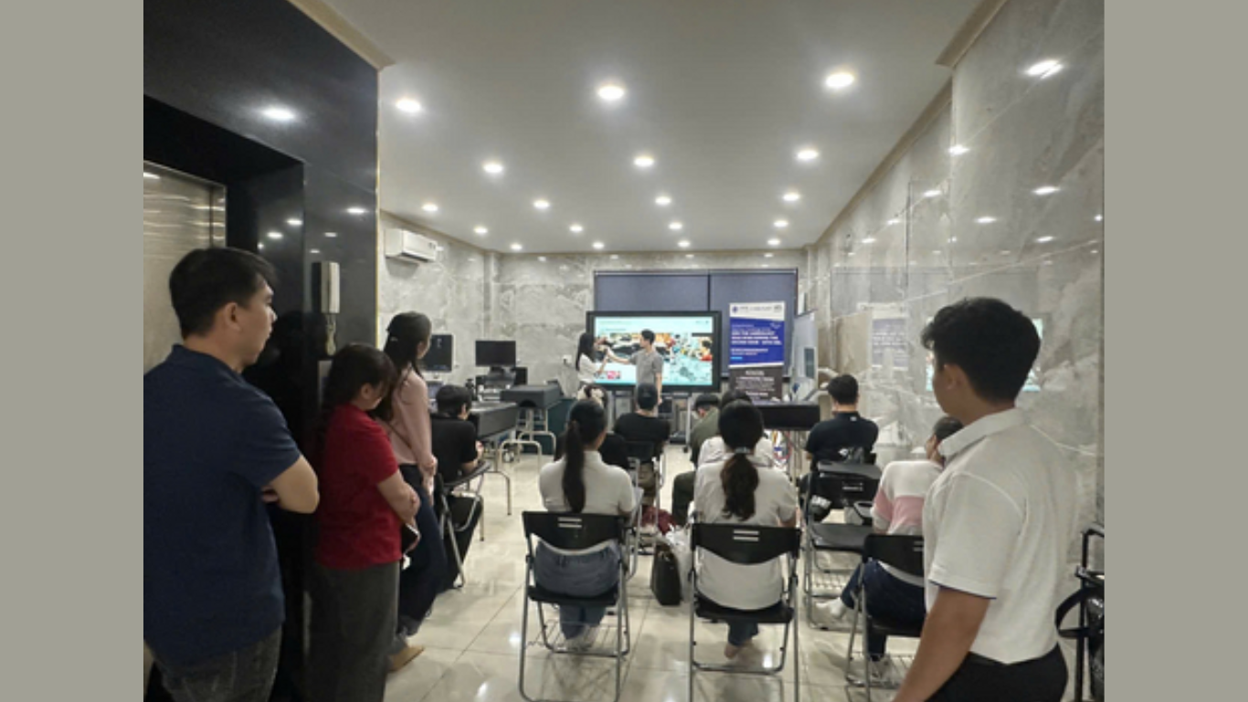 Professor Yoon Hak-young of Jeonbuk National University is discussing plans with Vietnamese veterinarians for a hands-on lecture on diagnostic echocardiography (Photo: NEL Animal Medical Foundation)