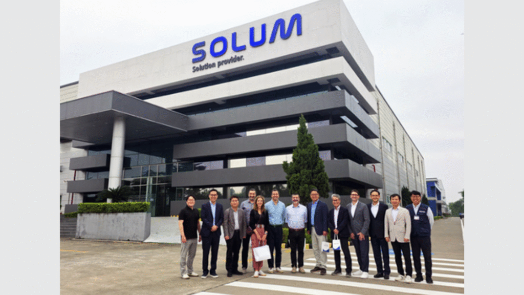 Pedro Silva, CEO of i-charging, and his leadership team visited SOLUM's manufacturing hub in Vietnam to explore deeper areas of cooperation, highlighting SOLUM's advanced production capabilities (Photo: SOLUM)