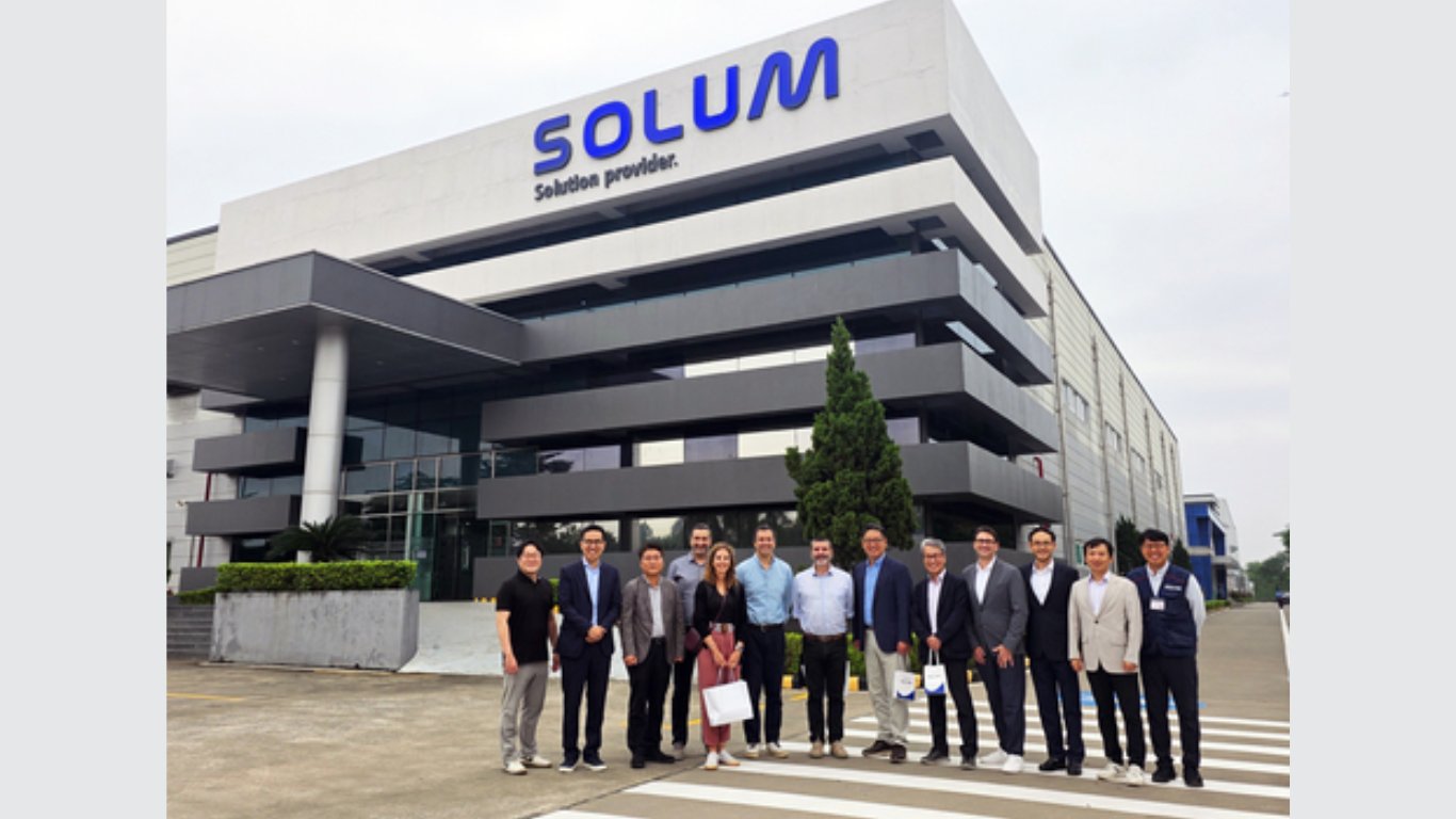 Pedro Silva, CEO of i-charging, and his leadership team visited SOLUM's manufacturing hub in Vietnam to explore deeper areas of cooperation, highlighting SOLUM's advanced production capabilities (Photo: SOLUM)