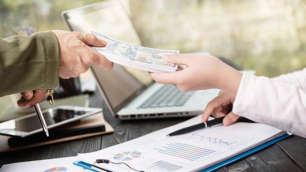 Borrow Money for small and large financial requirements. Image Courtesy: jcomp by Freepik