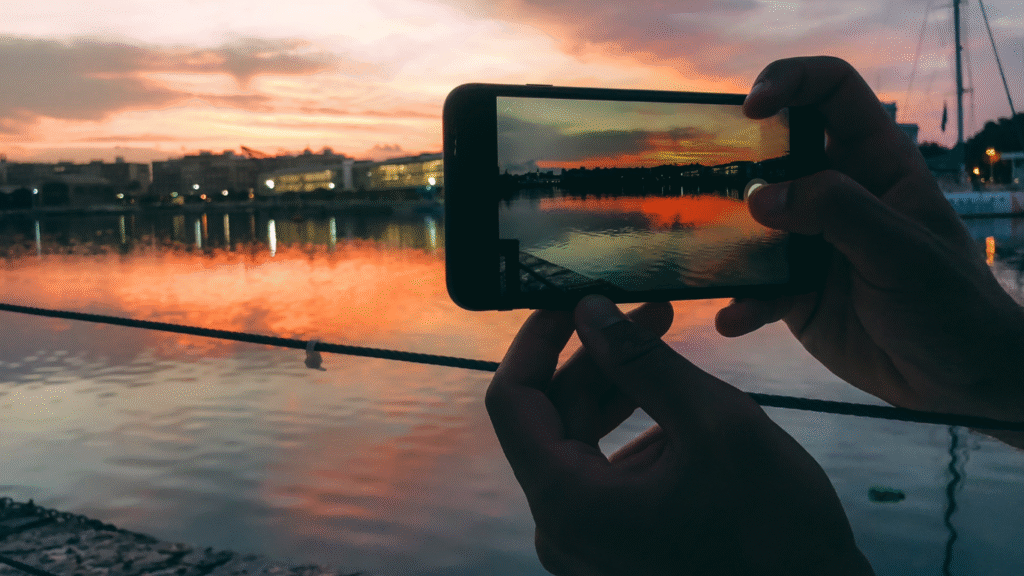 Capturing Realistic Night Photos: How Modern Smartphones Handle Mixed Lighting