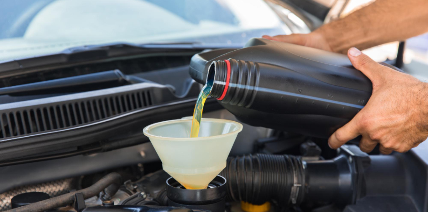 Car Service Mechanic Changing Transmission Fluid. Image Courtesy: -daniel-007 from Freepik