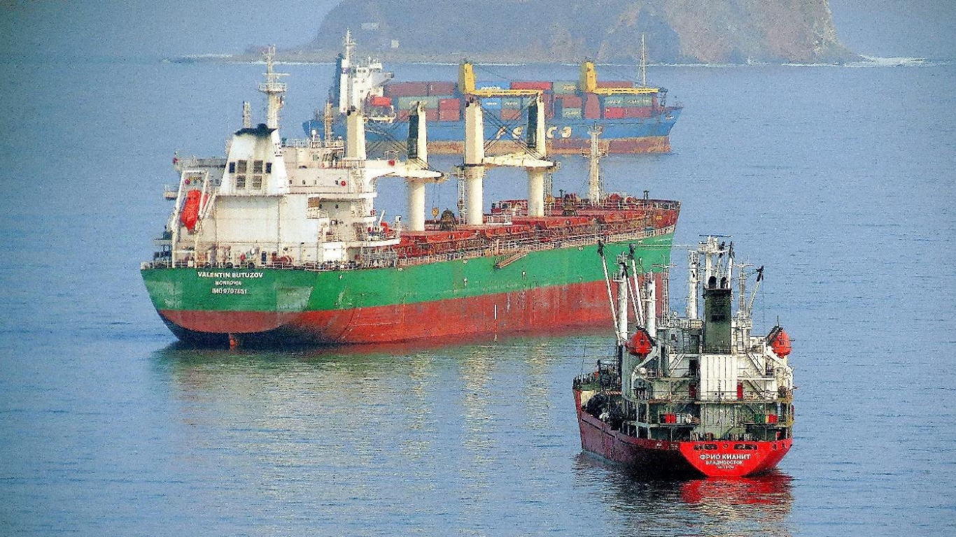 The ROI of Safety: Why Fleet Tracking is a 2026 Business Priority (IMAGE SOURCE: https://pixabay.com/photos/ships-port-sea-logistics-7136263/)