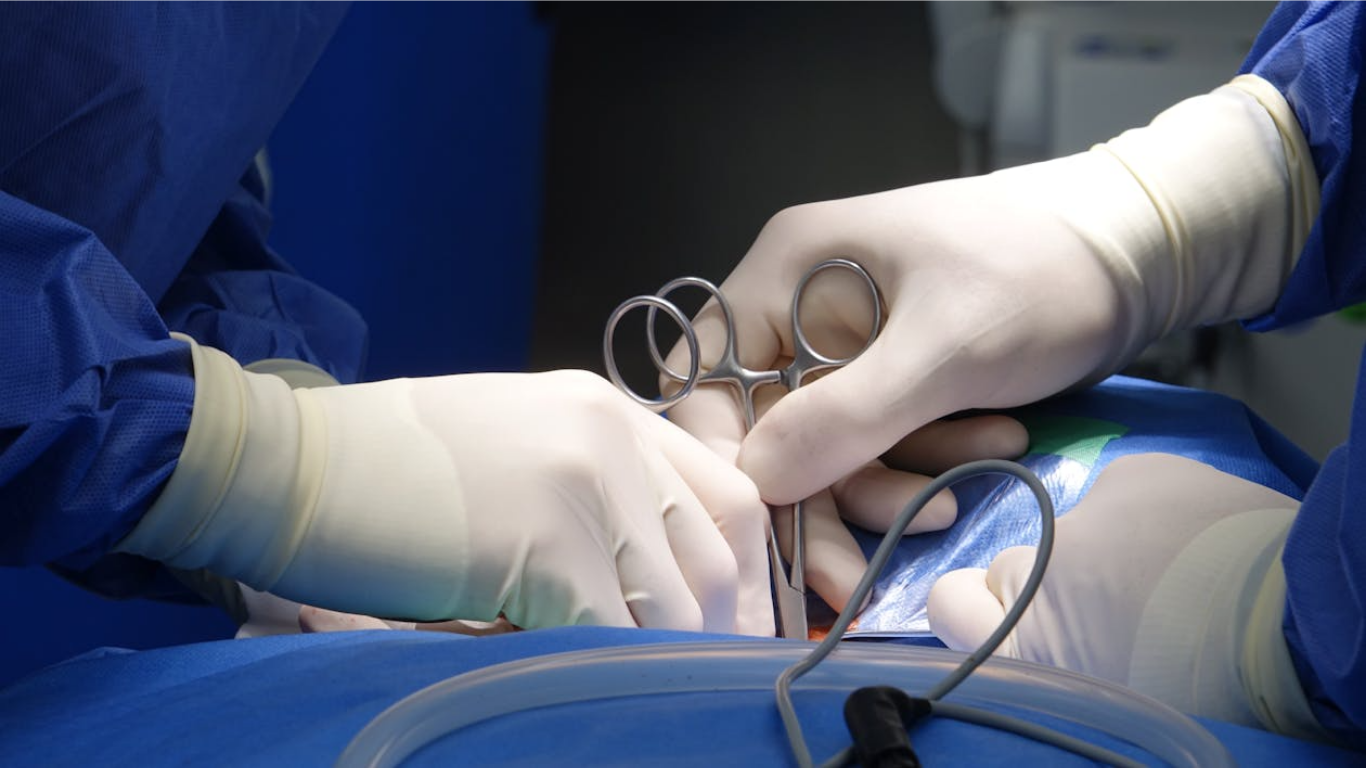 Surgeons-performing-precise-operation-in-hospital (Image source: Pexels)