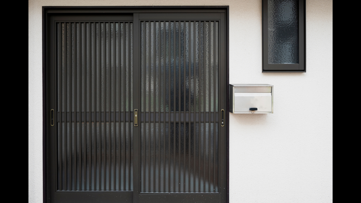 7 Reasons PVC Strip Doors Are the Smarter Choice for Cold Storage Facilities. (Image Credit: Magnific)