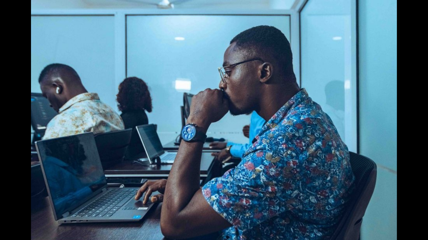 How Computer Science Education Opens Doors Beyond Tech. (Image Credit: https://www.pexels.com/photo/focused-students-in-it-workshop-in-accra-33920044/)