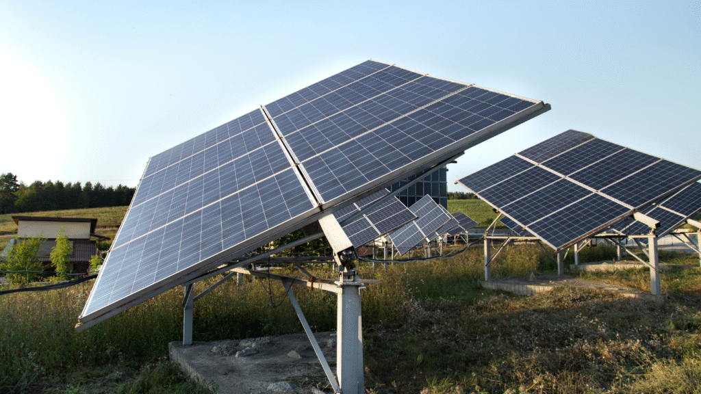 Monocrystalline vs. TOPCon Technology: Which Solar Panel Type Wins for Domestic Use. (Image Credit: Magnific)