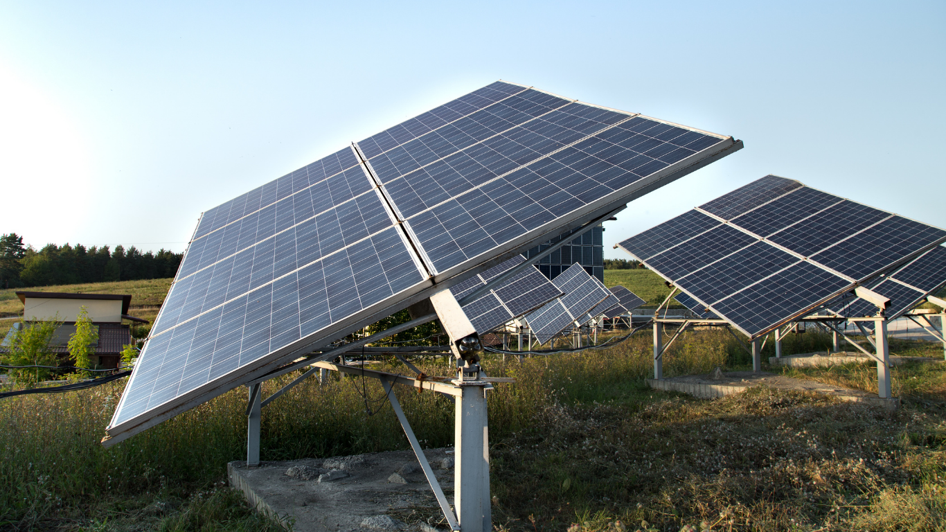 Monocrystalline vs. TOPCon Technology: Which Solar Panel Type Wins for Domestic Use. (Image Credit: Magnific)
