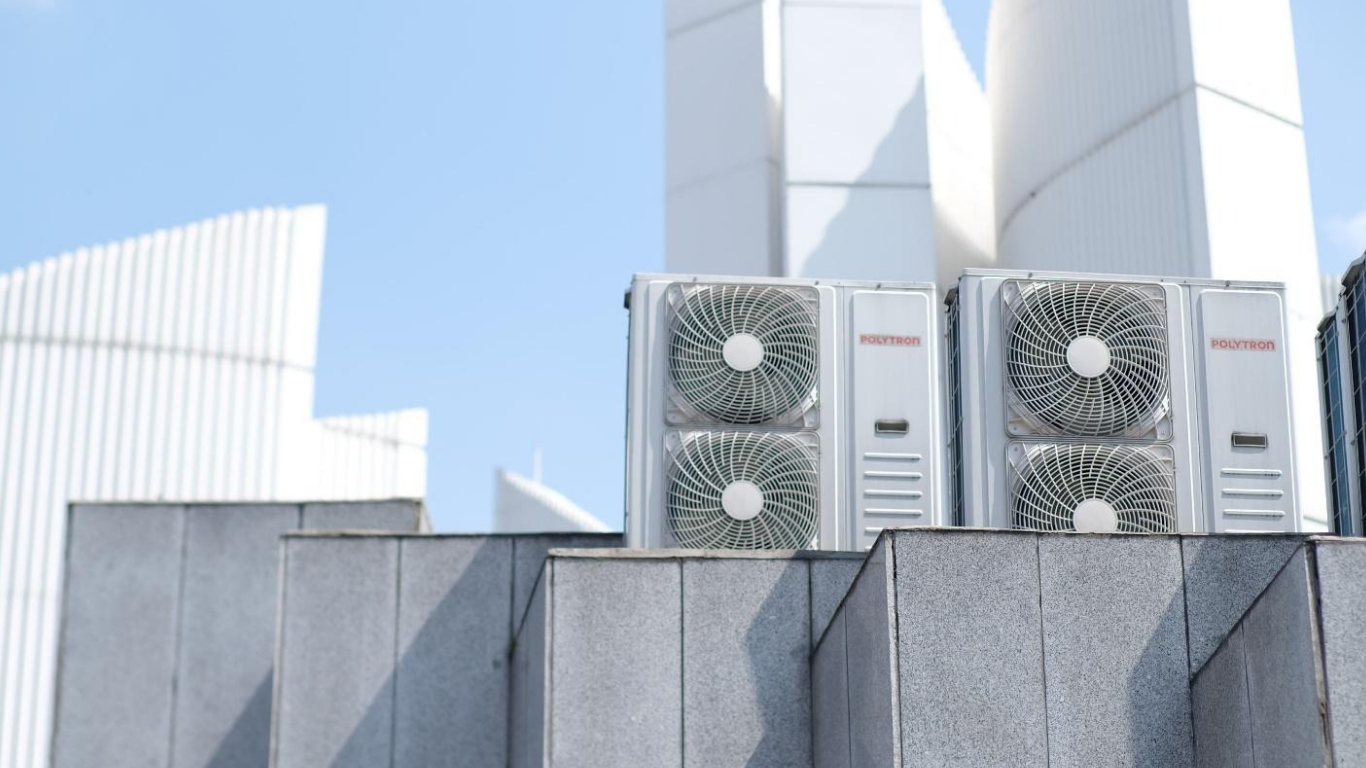The Financial Impact of HVAC Efficiency on Assets. (IMAGE SOURCE: https://www.pexels.com/photo/modern-air-conditioner-units-on-urban-rooftop-38228166/)