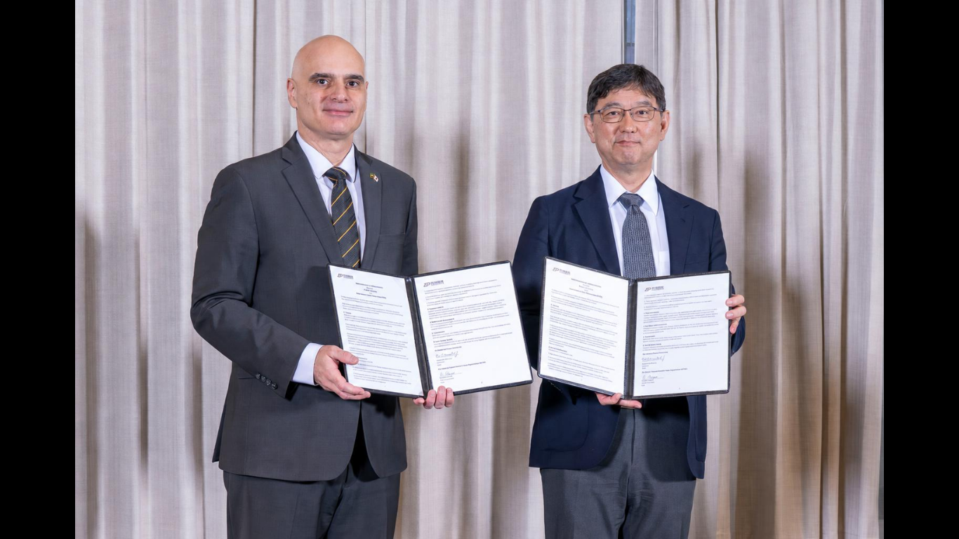 Naoyuki Maekawa, Director-General, Innovation Department, JETRO (right), and Dimitrios Peroulis, Senior Vice President for Partnerships and Online, Purdue University (left), exchange the signed MOU at Purdue University in West Lafayette, Indiana, on September 9, 2026. The MOU was signed by JETRO Chairman and CEO Norihiko Ishiguro and Purdue University Interim President Mitchell E. Daniels, Jr. (Photo credit: Krock Photography, LLC)