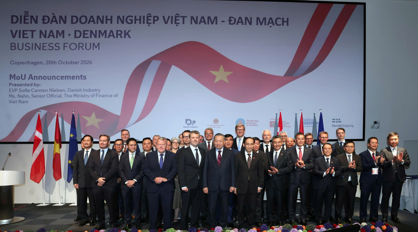 General Secretary of the Communist Party of Vietnam Central Committee and President To Lam, Danish King Frederik X and delegates at the Vietnam–Denmark Business Forum in Copenhagen on October 20. (Photo: VNA)